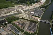 802492 Luchtfoto van het verkeersplein Hooggelegen en de zuidelijke tunnelingang van de landtunnel in de autosnelweg A2 ...